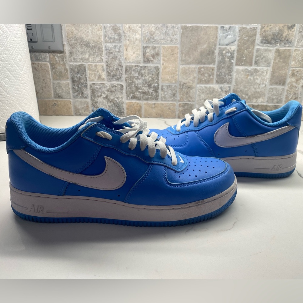 Men’s Nike Air baby blue. Worn twice, outgrew. Size 10